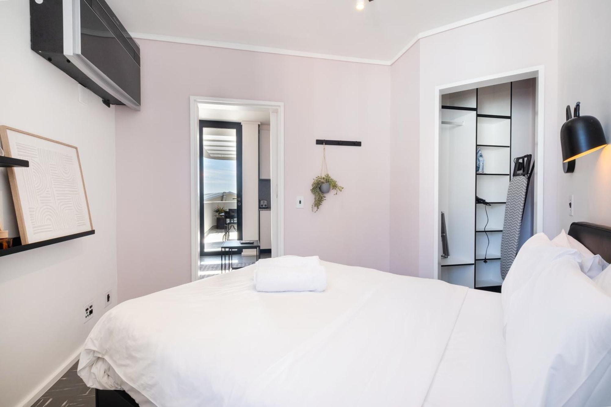 Flamingo 809 - Floor Sea Point Unit With Daily Housekeeping Apartment *